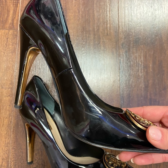 GUESS Black Leather Classic Pointy Toe Pumps - Picture 7 of 8